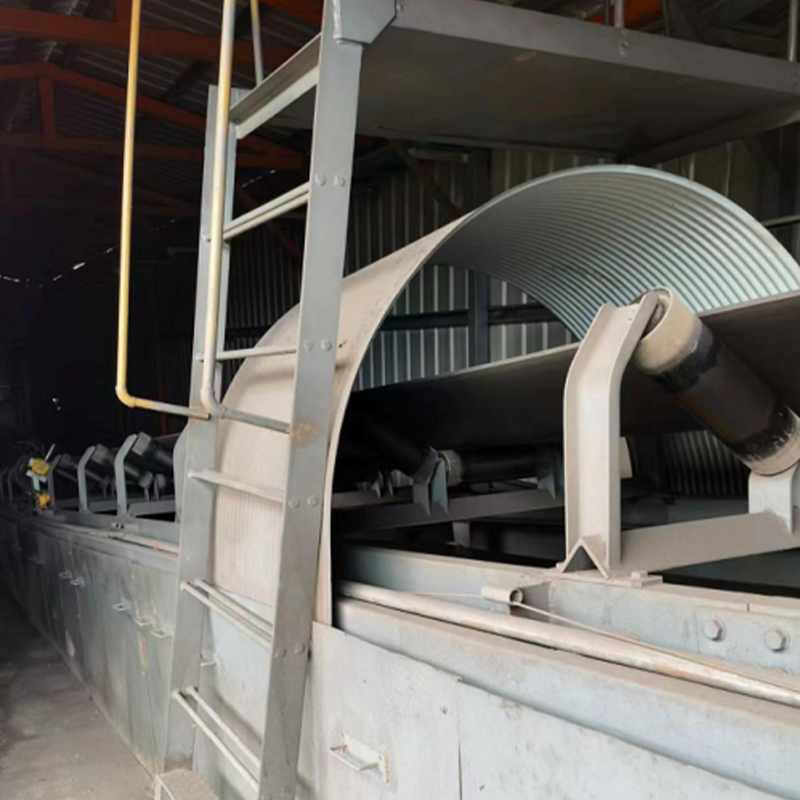 ベルト付きフード