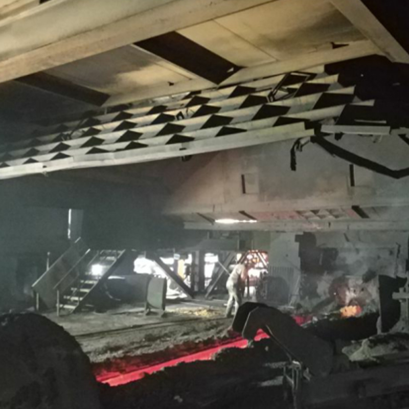 高炉出銑口捕捉フード